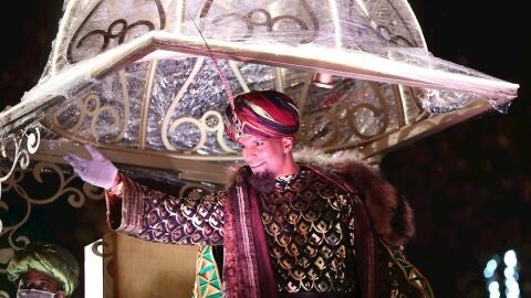 El Rey Baltasar saluda durante la Cabalgata de Reyes de Madrid