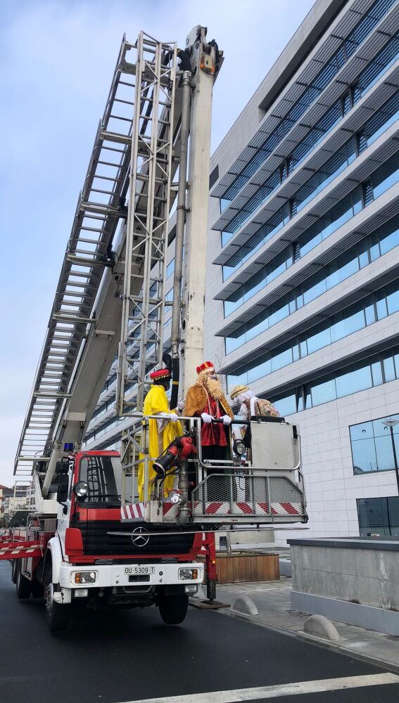 Os bombeiros axudan os reis magos a entregar reagalos os nenos ingresados no CHOU