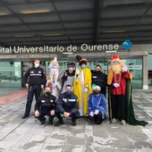 Os bombeiros axudan aos Reis Magos a levarlles agasallos aos nenos ingresados no CHUOU Os bombeiros axudan aos Reis Magos a levarlles agasallos aos nenos ingresados no CHUOU
