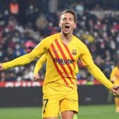 El delantero neerlandés del FC Barcelona, Luuk de Jong celebra el primer gol de su equipo durante el partido de LaLiga entre el Granada y el Barcelona