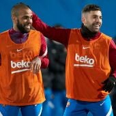 Dani Alves y Jordi Alba durante el entrenamiento del Barça