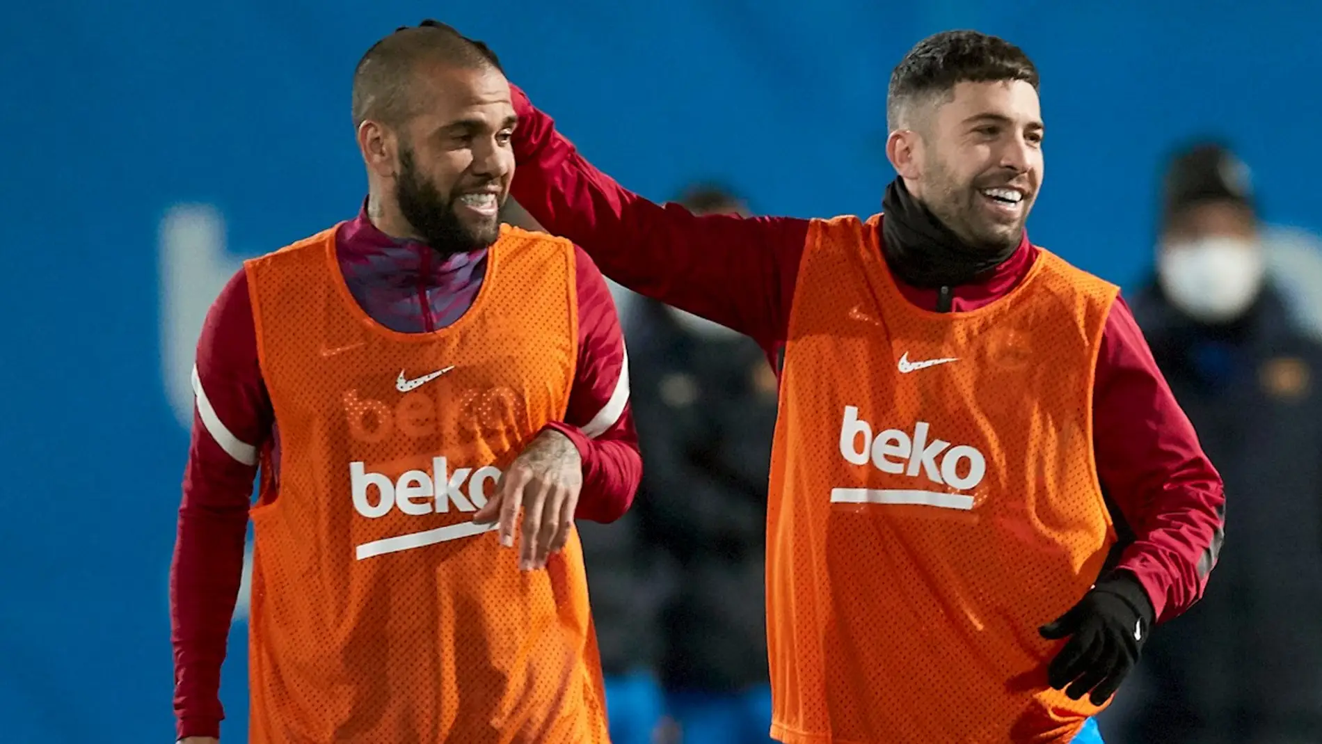 Dani Alves y Jordi Alba durante el entrenamiento del Barça