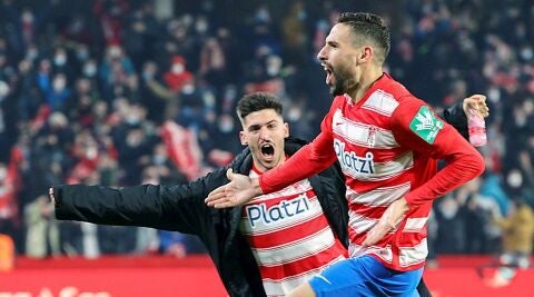 l jugador del Granada, Jos&eacute; Antonio Puertas , celebra el gol del Granada ante el Bar&ccedil;a