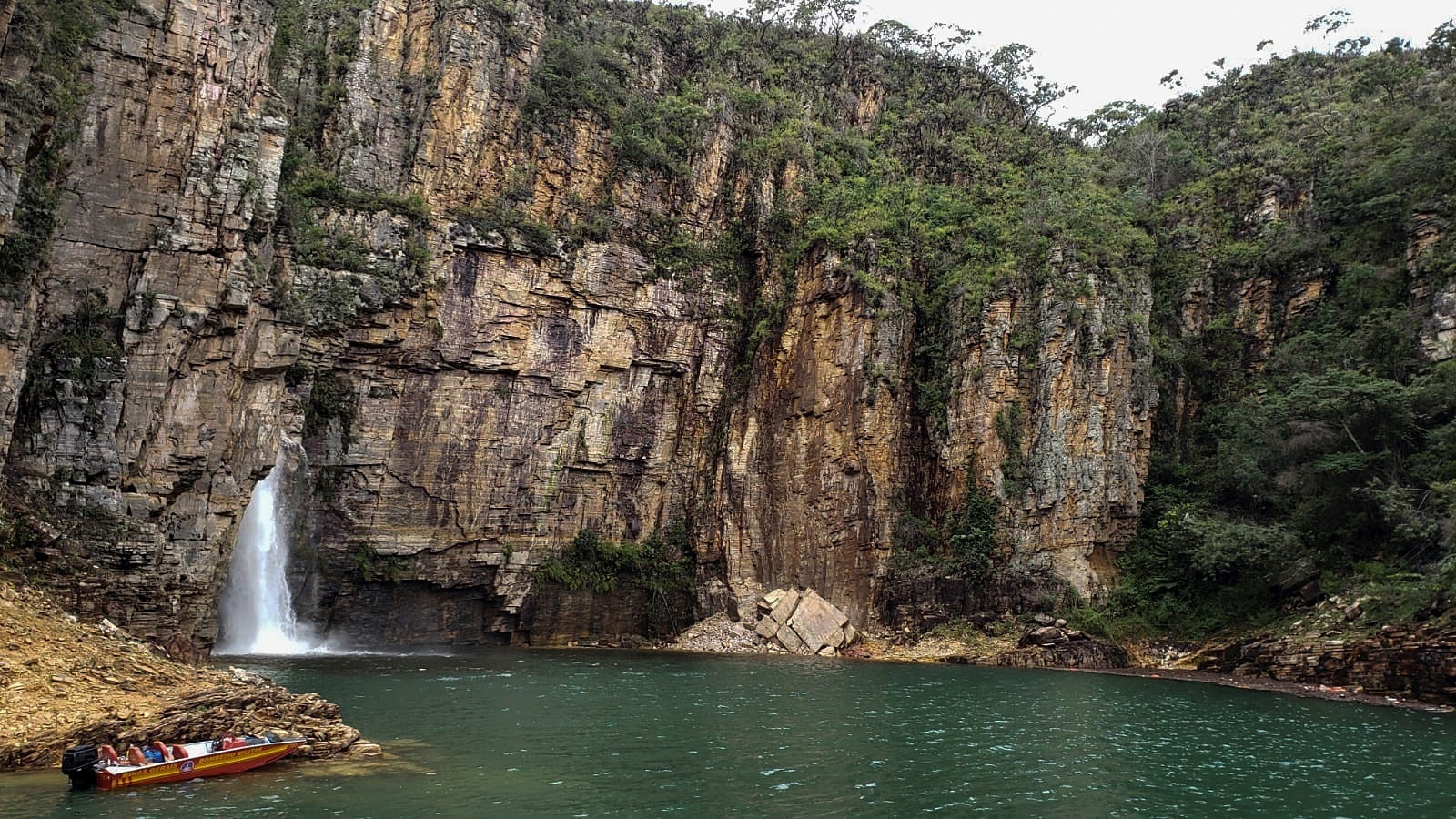 Las impactantes imágenes del desprendimiento de una roca gigante sobre unas lanchas que ha causado una tragedia en Brasil Las impactantes imágenes del desprendimiento de una roca gigante sobre unas lanchas que ha causado una tragedia en Brasil