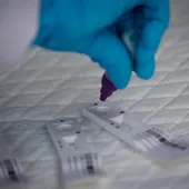 Sanitario realiza test de antígenos Sanitario realiza test de antígenos