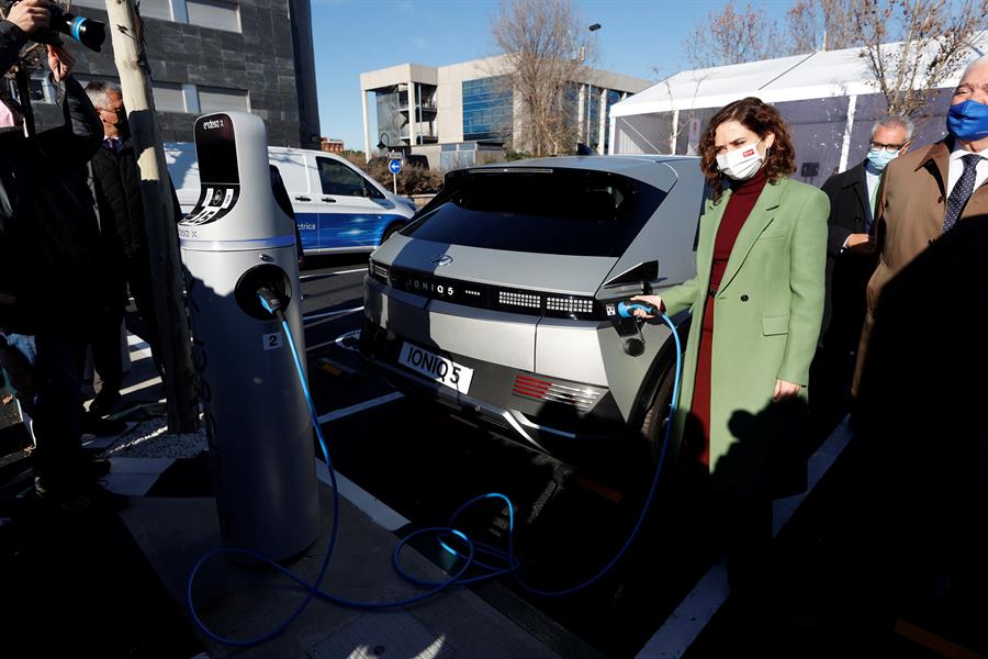 Ayuso inaugura la mayor electrolinera de España Ayuso inaugura la mayor electrolinera de España