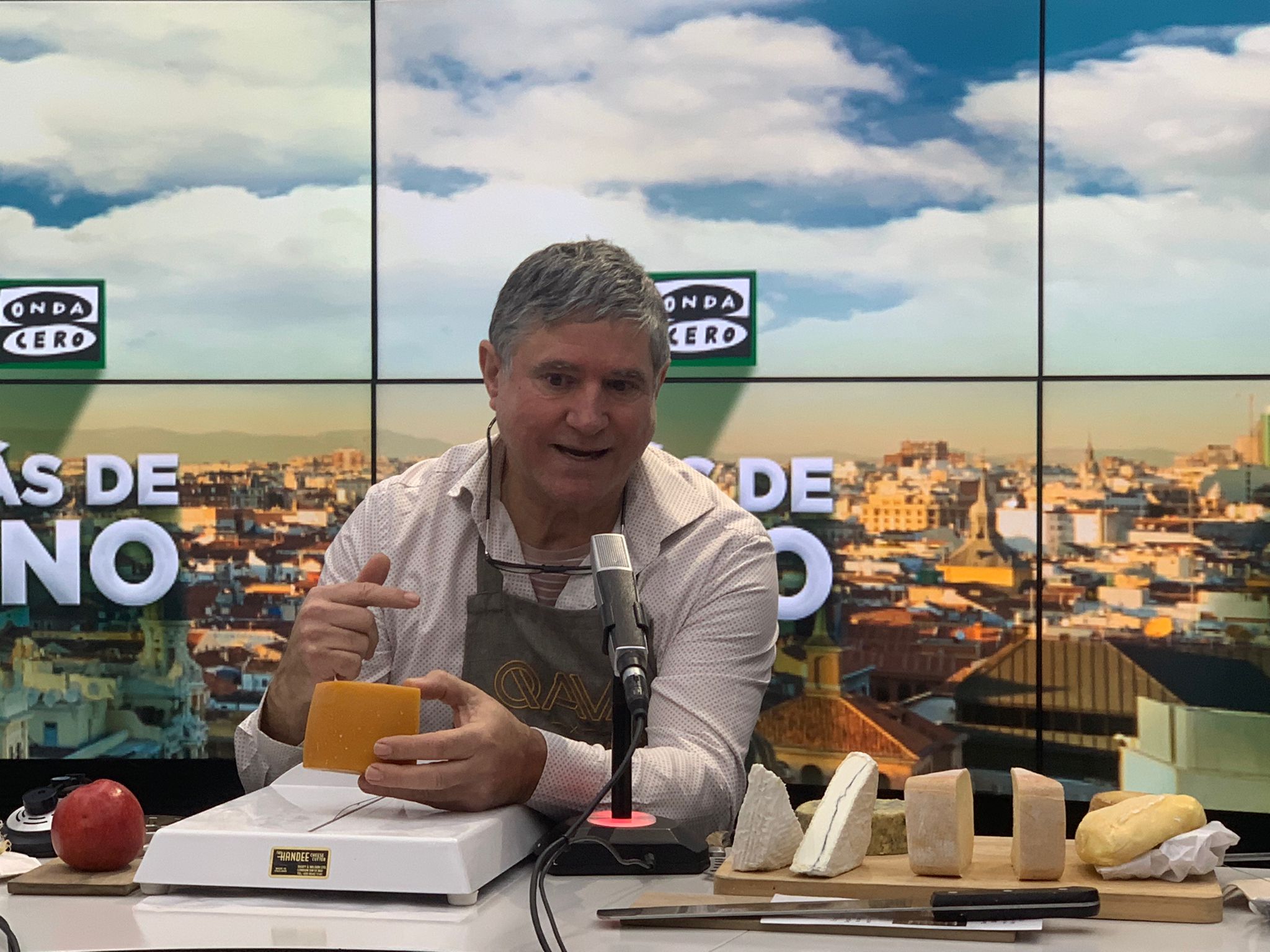 Vídeo de la cata de algunos de los mejores quesos en directo en 'Más de uno' Vídeo de la cata de algunos de los mejores quesos en directo en 'Más de uno'