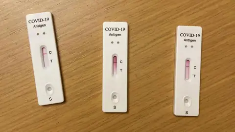 Los sanitarios recuerdan que un negativo no es determinante en un test de antígenos Los sanitarios recuerdan que un negativo no es determinante en un test de antígenos