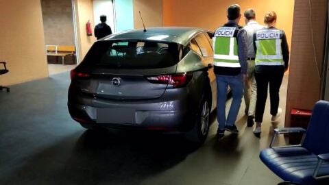 La polic&iacute;a conduce a uno de los detenidos