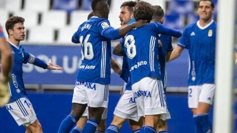Los jugadores del Real Oviedo festejan su gol contra el Eibar.