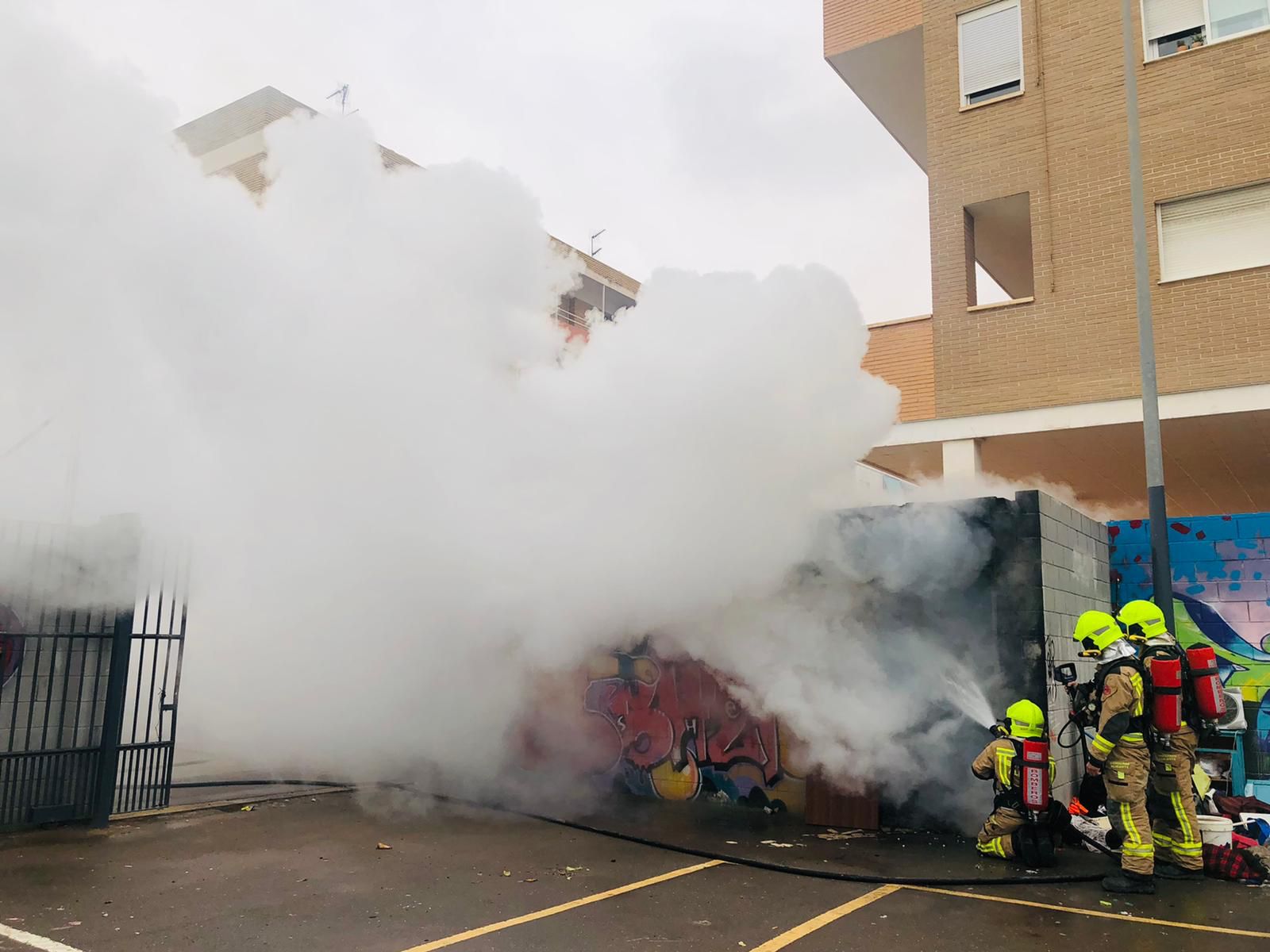 Un herido por quemaduras e inhalación de humo en el incendio de una vivienda de Alicante Un herido por quemaduras e inhalación de humo en el incendio de una vivienda de Alicante