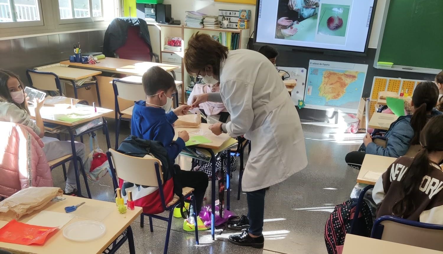 Rosa Martínez, directora de proyectos de ciencias, tratamos de hacer, de una forma divertida, experimentos prácticos con la ciencia Rosa Martínez, directora de proyectos de ciencias, tratamos de hacer, de una forma divertida, experimentos prácticos con la ciencia