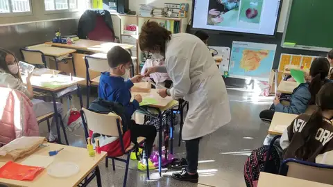 Rosa Martínez, directora, tratamos de hacer, de una forma divertida, experimentos prácticos con la ciencia ciencia