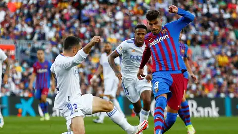 Piqué disputa un balón en un Clásico. Piqué disputa un balón en un Clásico.