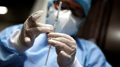 Enfermero prepara la vacuna contra la covid-19