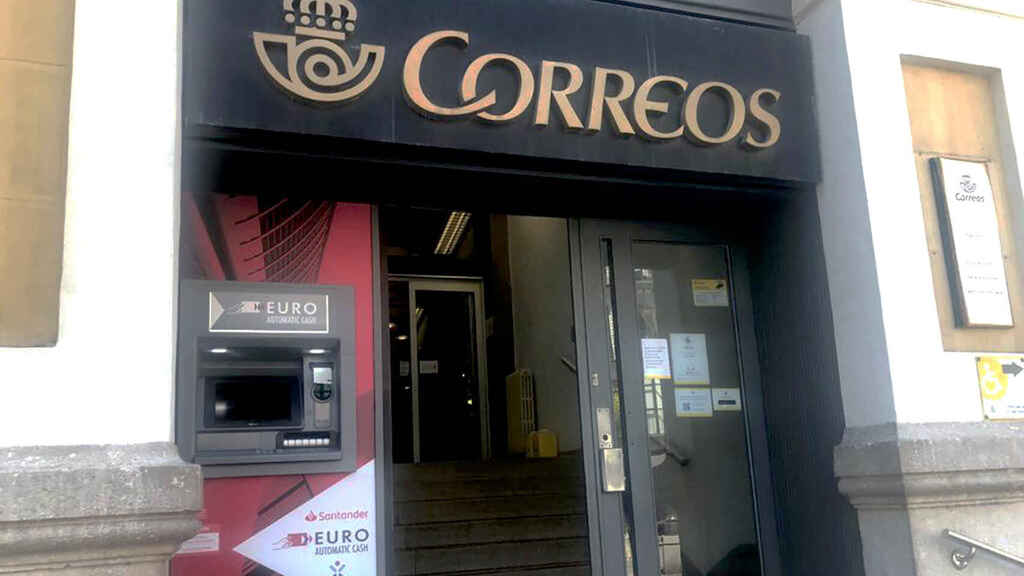 Las oficinas de Correos en Extremadura permitirán realizar trámites administrativos de la Junta y se instalarán 35 cajeros automáticos Las oficinas de Correos en Extremadura permitirán realizar trámites administrativos de la Junta y se instalarán 35 cajeros automáticos