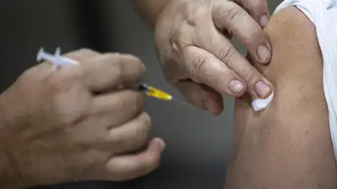 Una persona vacunándose contra el coronavirus Una persona vacunándose contra el coronavirus