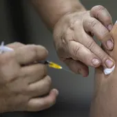 Una persona vacunándose contra el coronavirus Una persona vacunándose contra el coronavirus