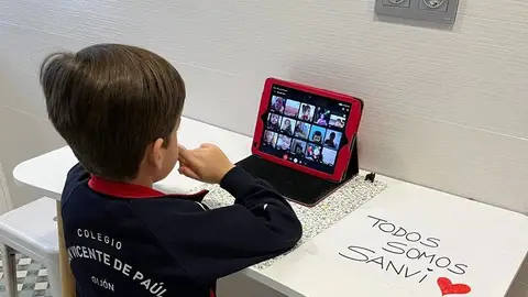 Clases online en el Colegio San Vicente de Paúl (Gijón) tras el derrumbe de parte del centro Clases online en el Colegio San Vicente de Paúl (Gijón) tras el derrumbe de parte del centro