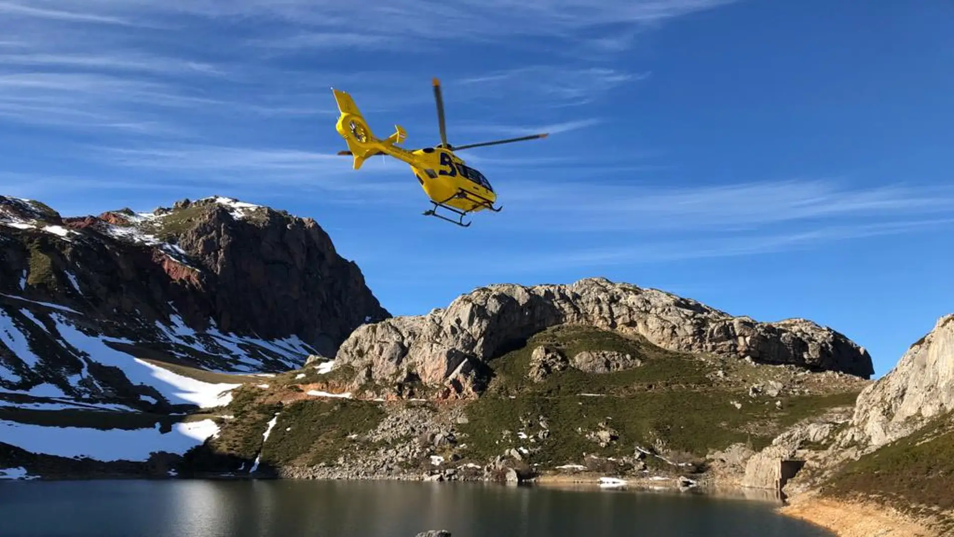 Helicóptero del SESPA en una actuación de rescate 