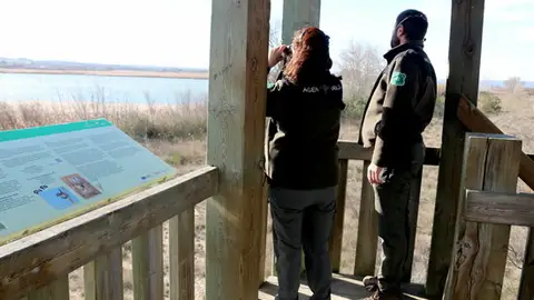 Agents Rurals inspeccionant el pantà d'Utxesa. Agents Rurals inspeccionant el pantà d'Utxesa.