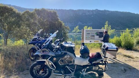 Motorista en la monta&ntilde;a alicantina