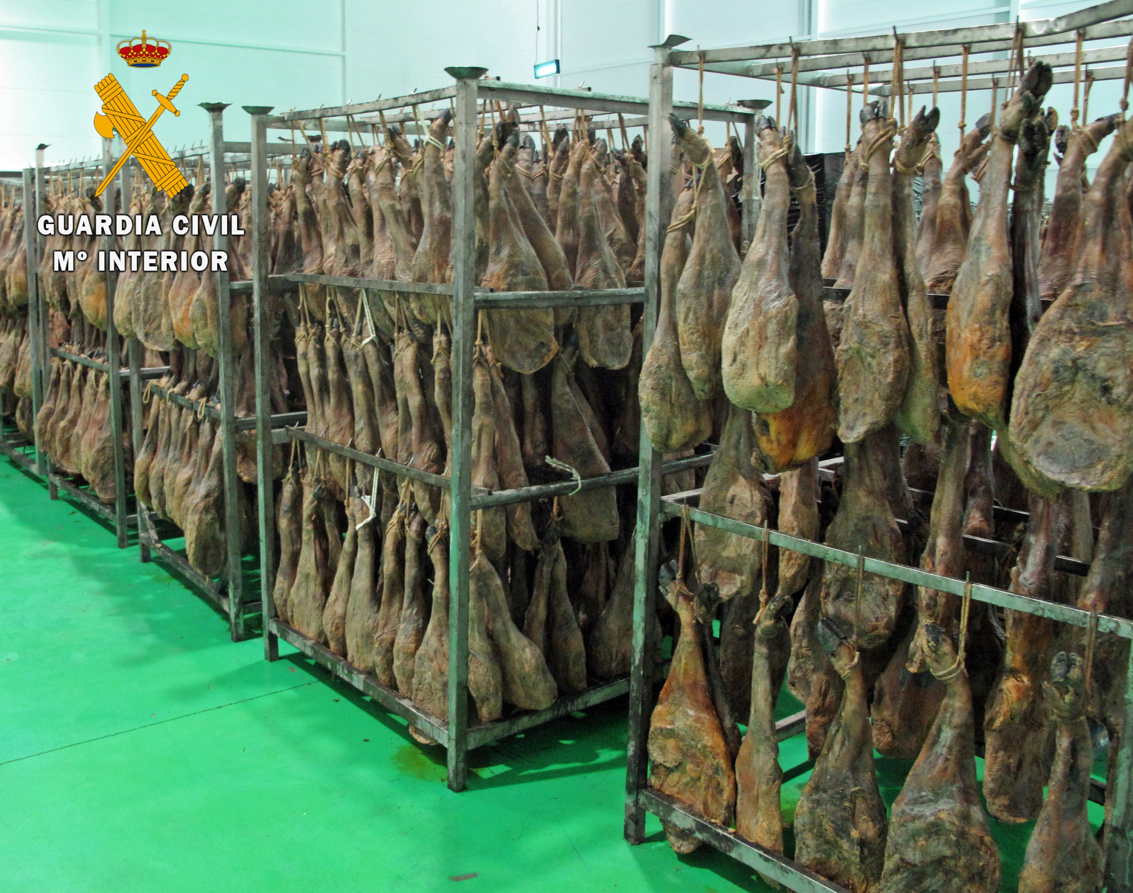 La Guardia Civil investiga un entramado empresarial por fraude alimentario en la comercialización de productos ibéricos La Guardia Civil investiga un entramado empresarial por fraude alimentario en la comercialización de productos ibéricos
