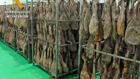 La Guardia Civil investiga un entramado empresarial por fraude alimentario en la comercialización de productos ibéricos La Guardia Civil investiga un entramado empresarial por fraude alimentario en la comercialización de productos ibéricos