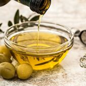 Tarro con aceite de oliva y aceitunas