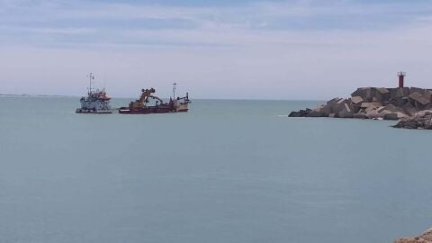 Un pesquero faenando en la costa de Conil
