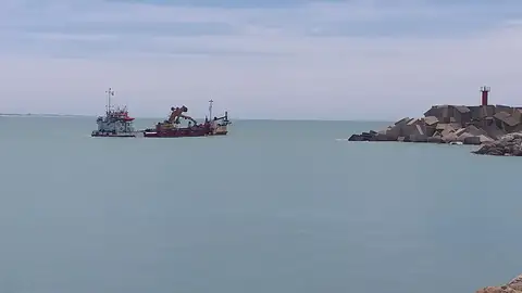 Un pesquero faenando en la costa de Conil Un pesquero faenando en la costa de Conil