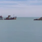Un pesquero faenando en la costa de Conil Un pesquero faenando en la costa de Conil