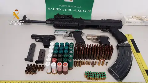 Seis detenidos de una red que robaba coches en el Aljarafe y que tenía hasta seis armas, una de guerra Seis detenidos de una red que robaba coches en el Aljarafe y que tenía hasta seis armas, una de guerra
