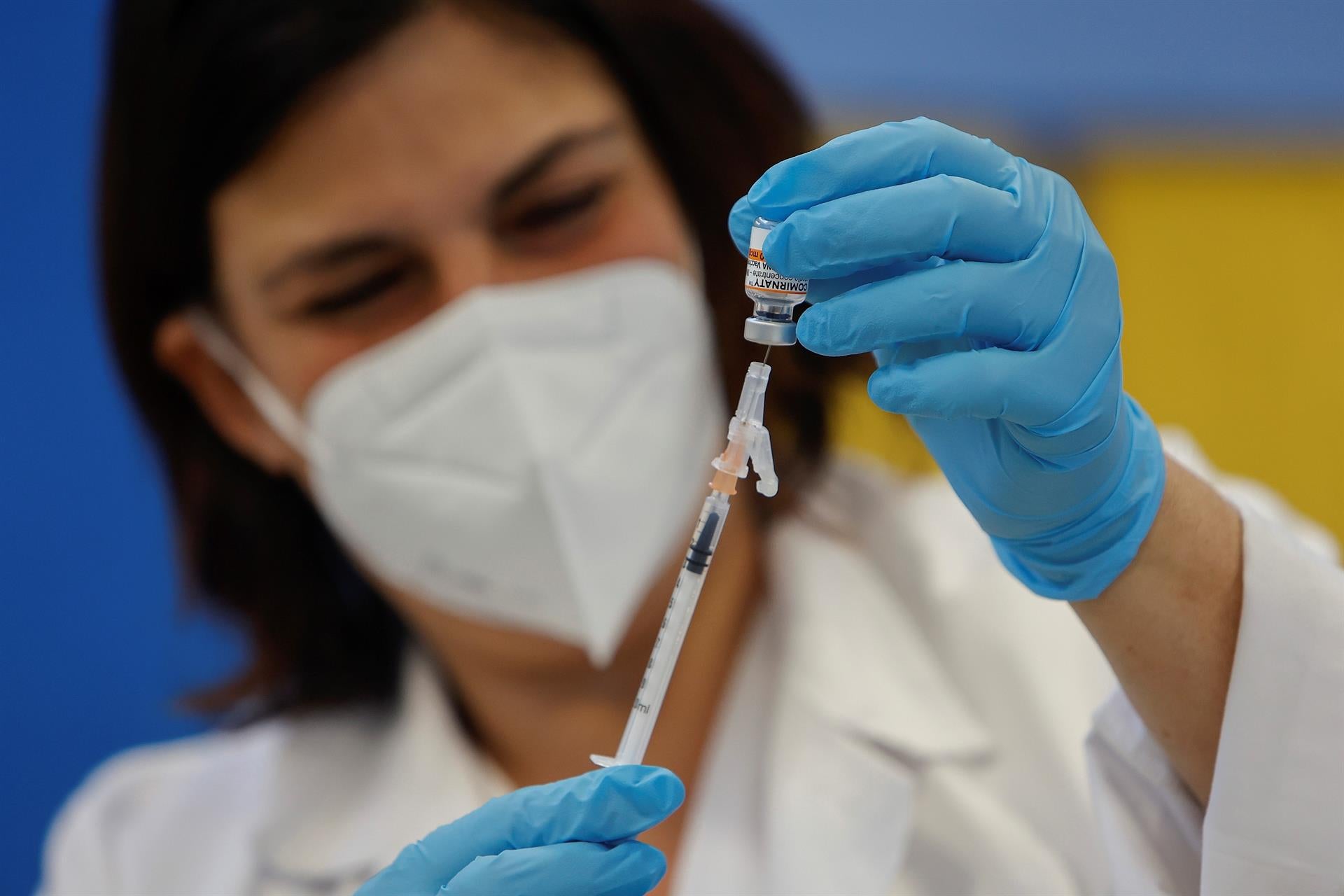 Sanidad acuerda administrar la tercera dosis de la vacuna a los mayores de 18 años Sanidad acuerda administrar la tercera dosis de la vacuna a los mayores de 18 años
