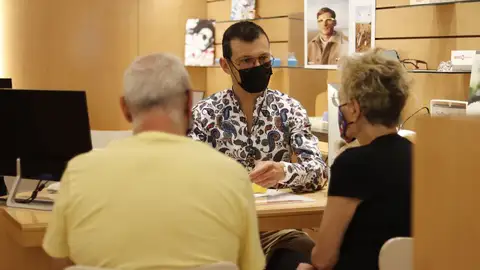 Emilio Rogel, gerente de Óptica Chantal, las nuevas lentes Varilux con Transitions actúan casi como gafas de sol optica chantal