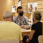 Emilio Rogel, gerente de Óptica Chantal, las nuevas lentes Varilux con Transitions actúan casi como gafas de sol Emilio Rogel, gerente de Óptica Chantal, las nuevas lentes Varilux con Transitions actúan casi como gafas de sol