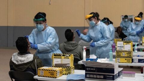 La incidencia acumulada comienza a ralentizarse en 3156 casos y se notifican 159.161 nuevos contagios
