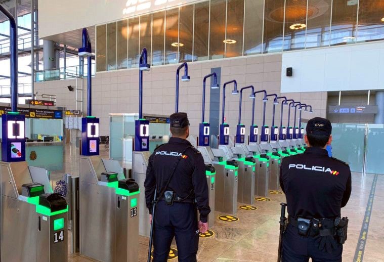 La Policía Nacional detiene en el aeropuerto de El Altet de Elche a dos delincuentes reclamados por Noruega y Alemania La Policía Nacional detiene en el aeropuerto de El Altet de Elche a dos delincuentes reclamados por Noruega y Alemania