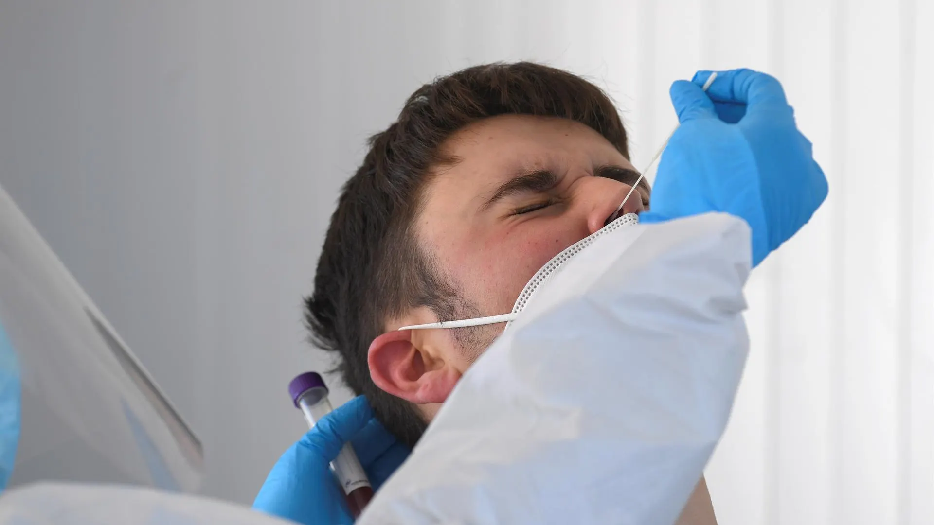 Un joven realiz&aacute;ndose una PCR