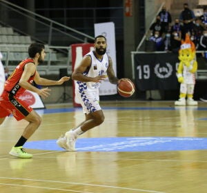 Simmons inicia un uno contra uno frente a Germán Martínez. Simmons inicia un uno contra uno frente a Germán Martínez.