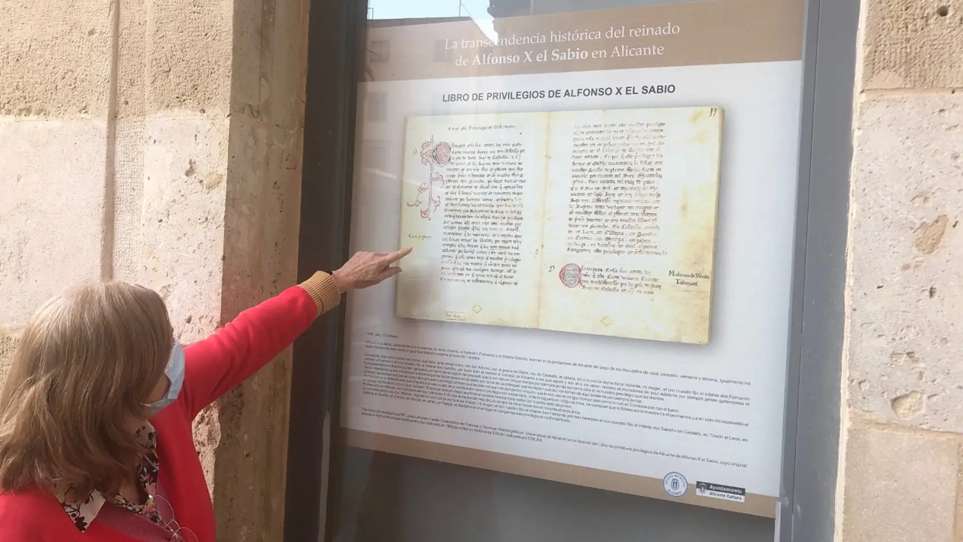 La directora del Archivo Municipal, Susana Lloréns, muestra una reproducción del 'libro de privilegios"