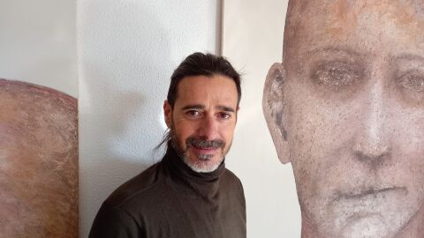 José Canavese al lado de una de sus obras José Canavese al lado de una de sus obras
