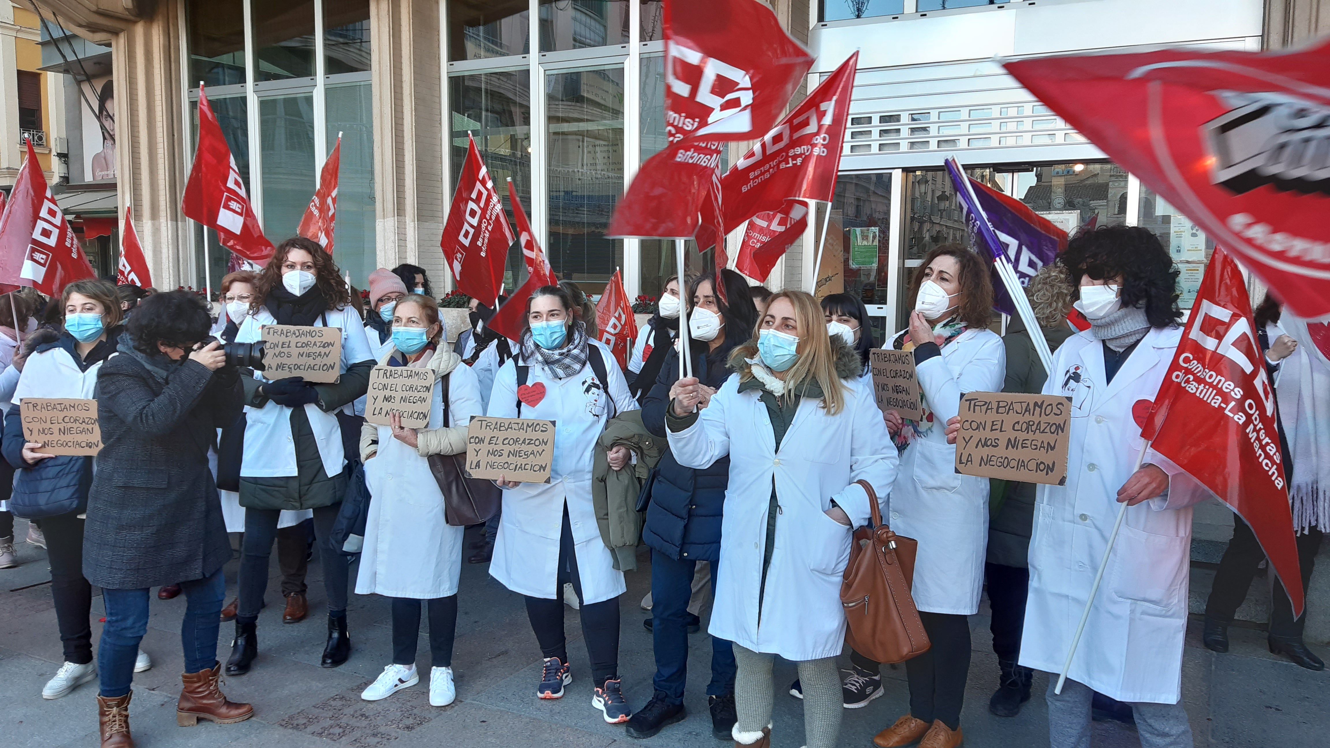 "Trabajamos con el corazón y nos niegan la negociación": ayuda a domicilio de Ciudad Real exige mejores condiciones laborales "Trabajamos con el corazón y nos niegan la negociación": ayuda a domicilio de Ciudad Real exige mejores condiciones laborales