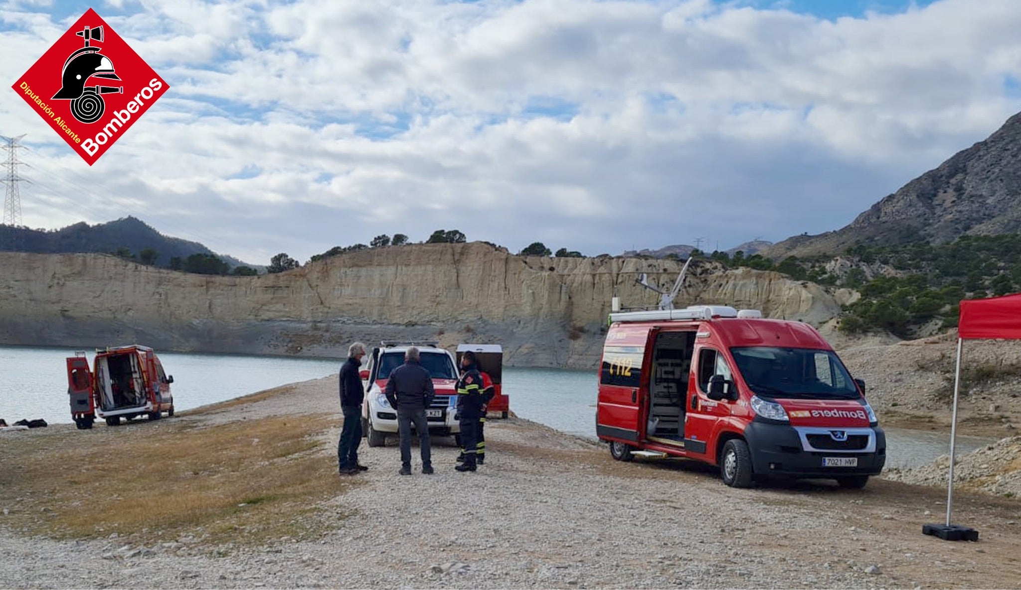 Extraen el helicóptero accidentado del fondo del panto del Amadorio en La Vila Joiosa Extraen el helicóptero accidentado del fondo del panto del Amadorio en La Vila Joiosa
