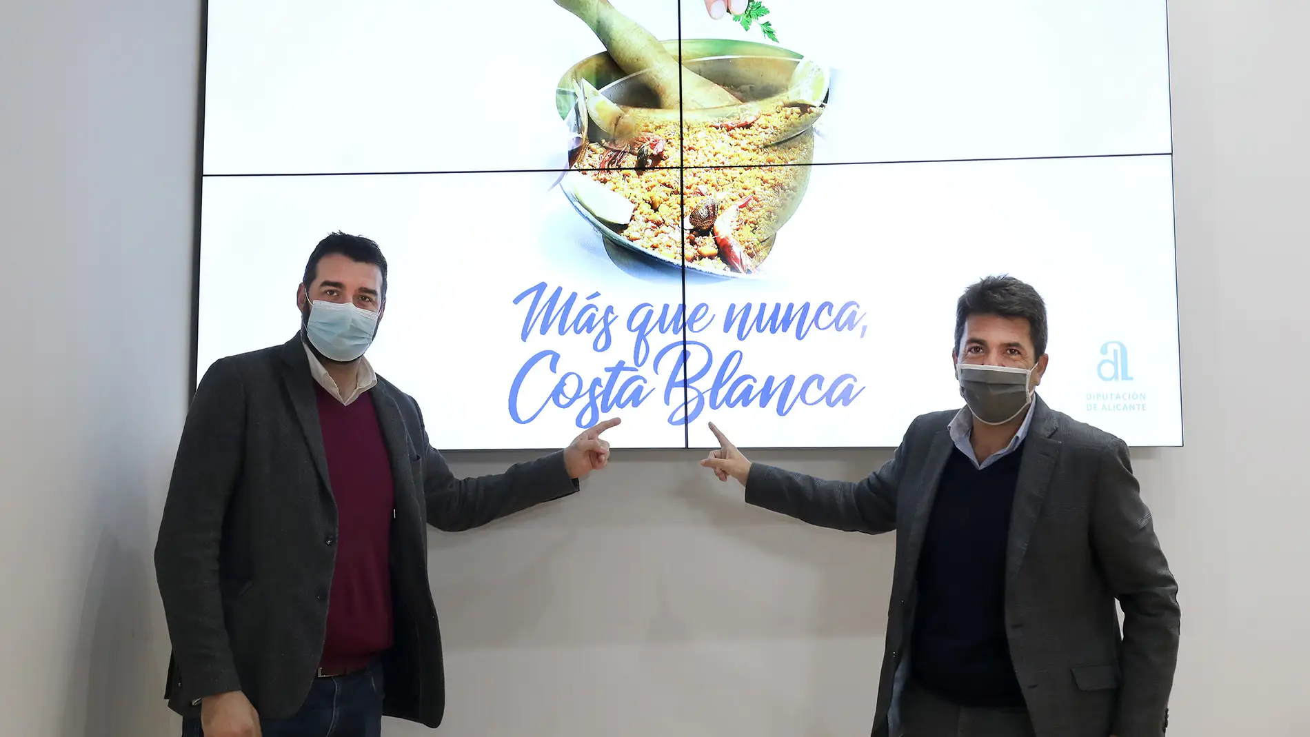 José Mancebo y Carlos Mazón con el eslogan del Patronato de Turismo que se difundirá en Fitur-2022