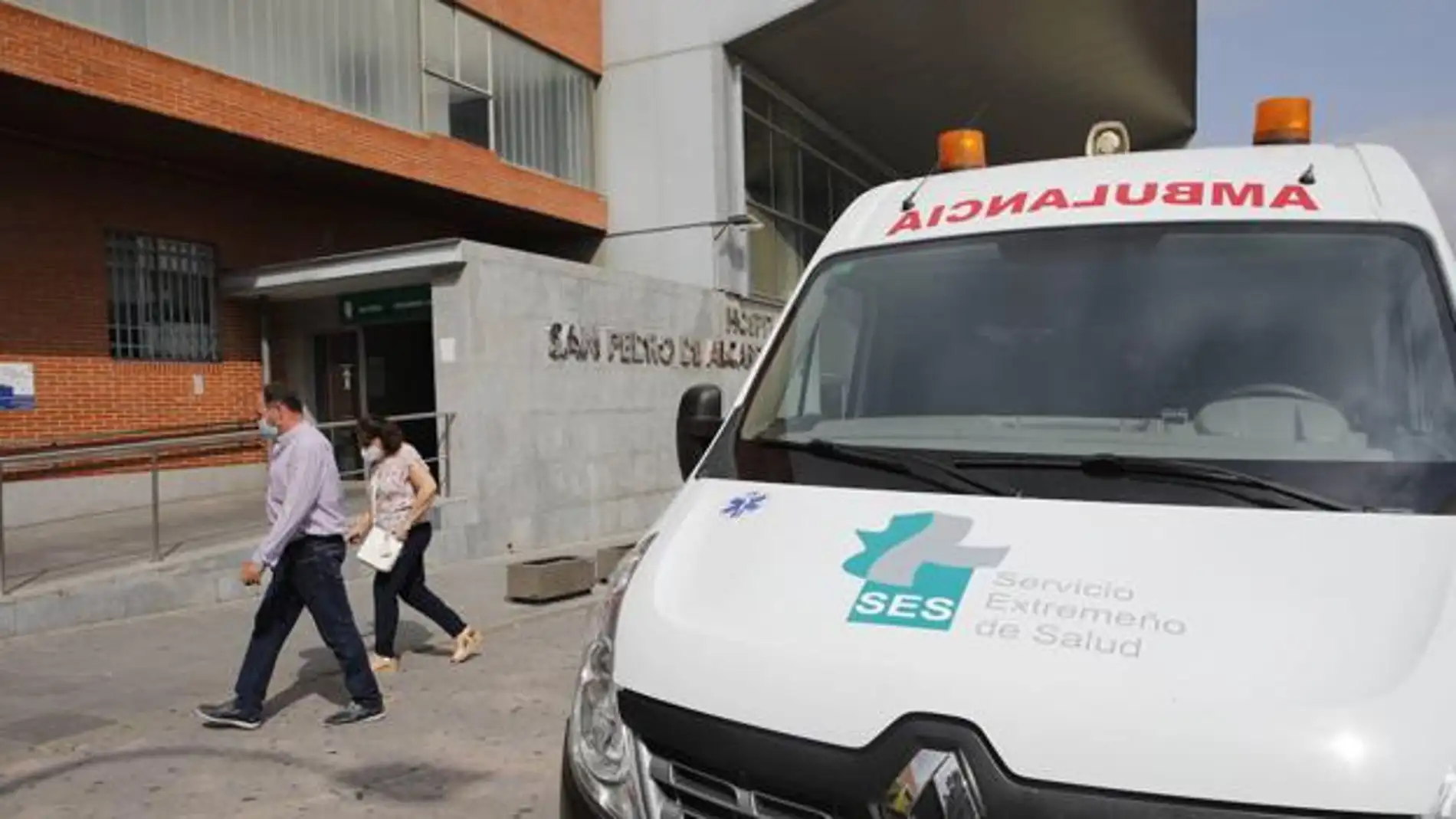 Los trabajadores de las ambulancias extremeñas temen por su futuro laboral
