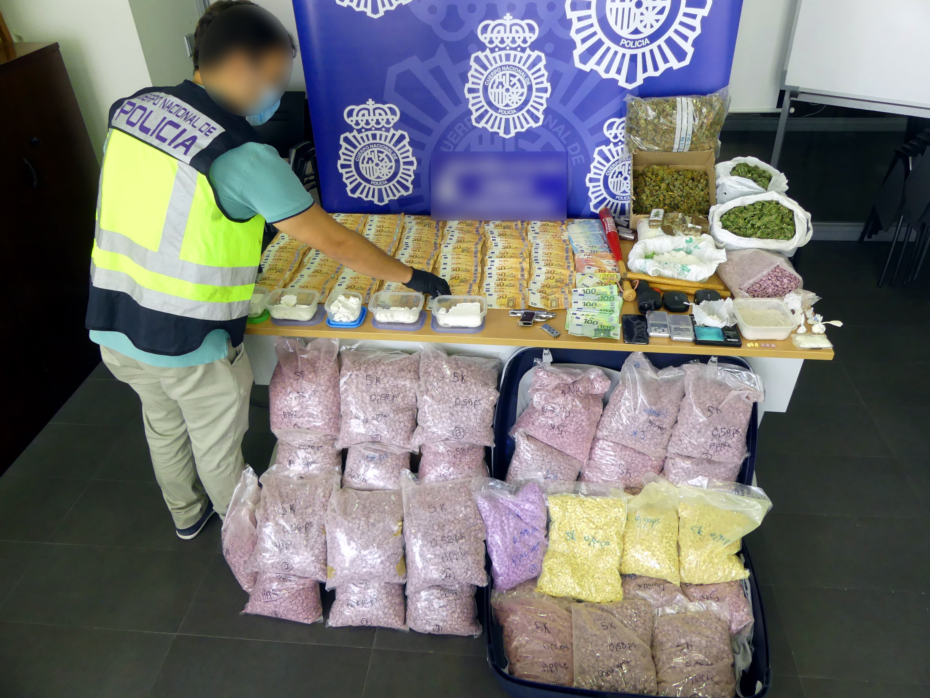 La Policía Nacional de Alicante decomisa 153.000 pastillas de 'éxtasis', el mayor alijo de los últimos años La Policía Nacional de Alicante decomisa 153.000 pastillas de 'éxtasis', el mayor alijo de los últimos años