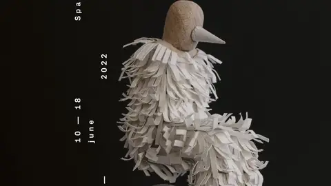 Un hombre disfrazado de ave y un huevo, protagonistas del cartel Un hombre disfrazado de ave y un huevo, protagonistas del cartel