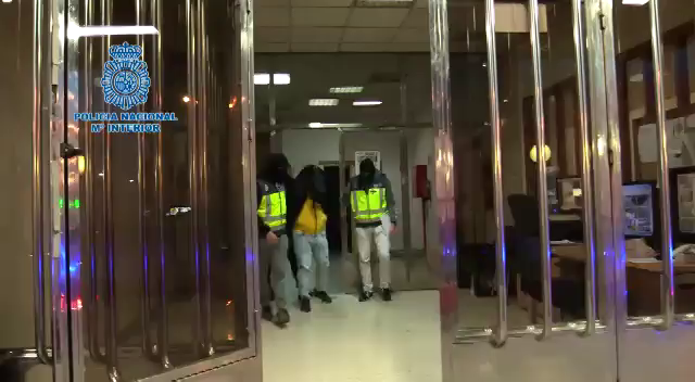 Detenido el presunto autor del lanzamiento del palo que obligó a suspender el derbi sevillano Detenido el presunto autor del lanzamiento del palo que obligó a suspender el derbi sevillano