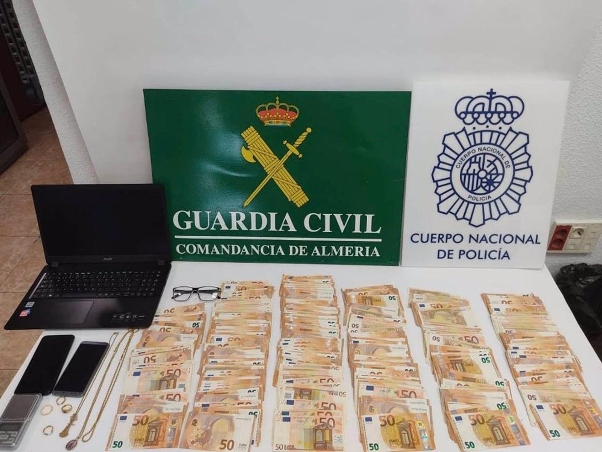 Dos detenidos acusados de estafar a 16 personas simulando ser policías para reclamar falsas fianzas Dos detenidos acusados de estafar a 16 personas simulando ser policías para reclamar falsas fianzas